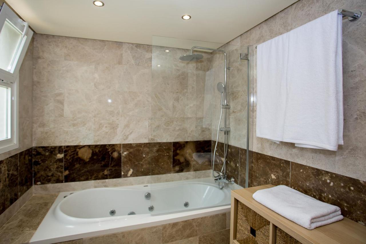 Townhouse With Spectacular Views Of Gibraltar Manilva